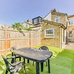 Amazing 4 Bed House In Kingston