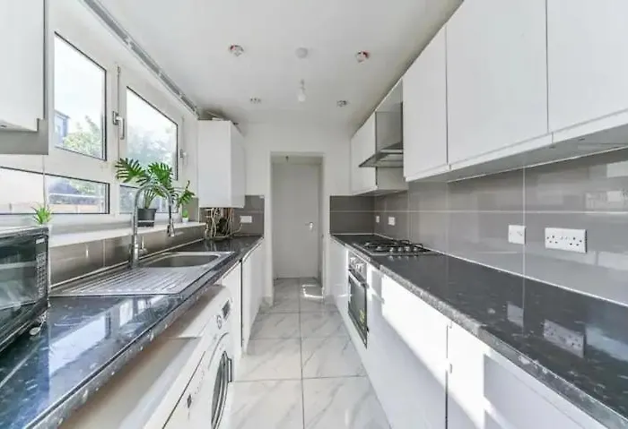 Amazing 4 Bed House In Kingston