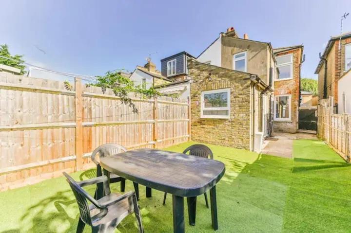 Amazing 4 Bed House In Kingston *