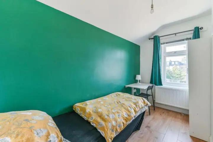 Amazing 4 Bed House In Kingston Apartment *