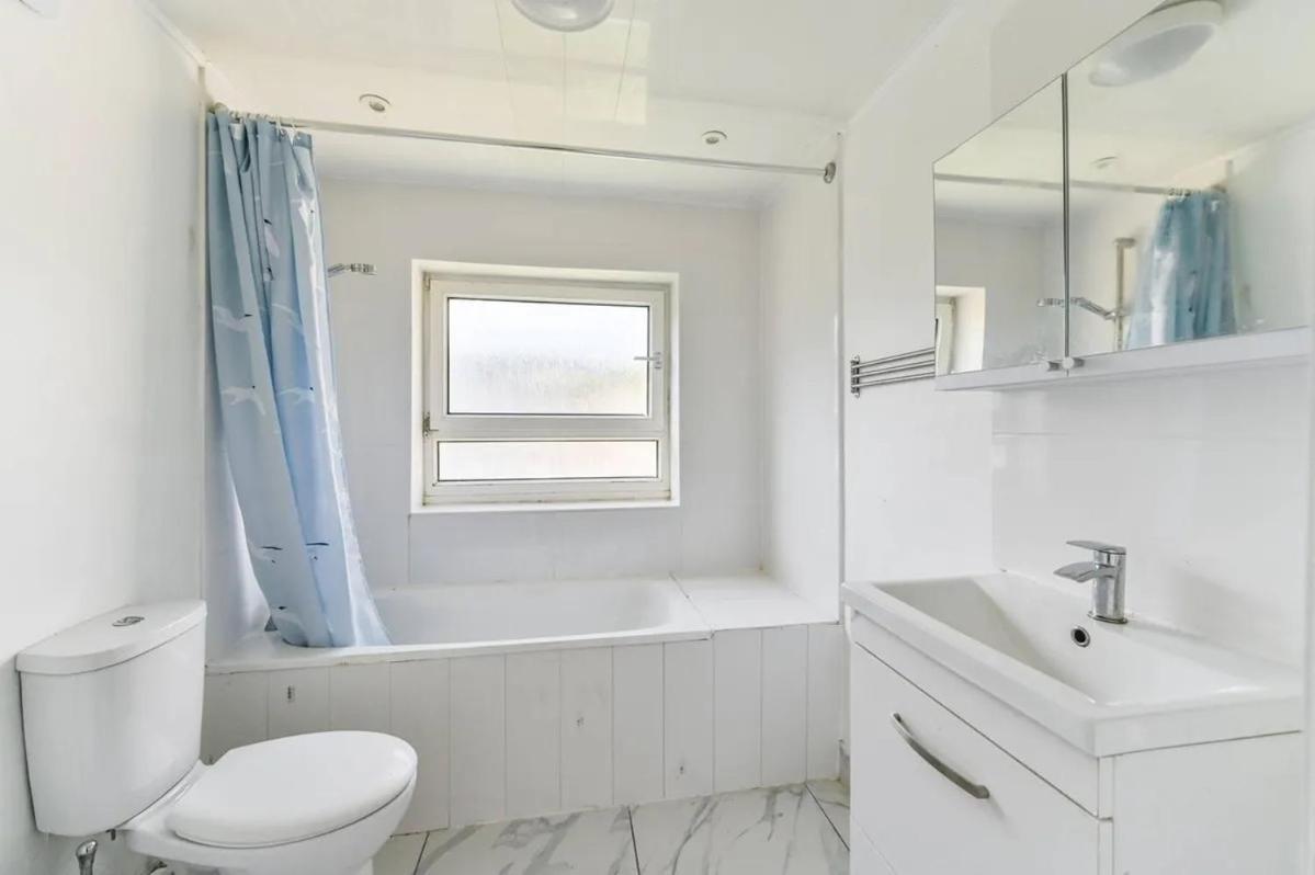 Amazing 4 Bed House In Kingston Apartment