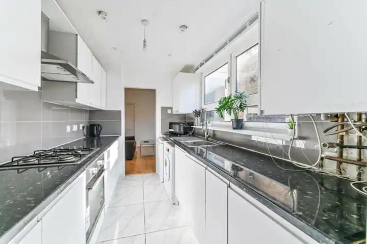 Amazing 4 Bed House In Kingston Apartment *