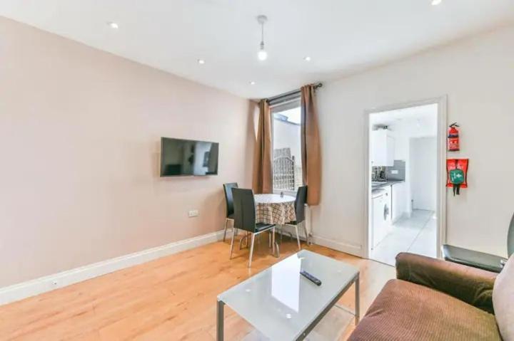 Amazing 4 Bed House In Kingston Apartment
