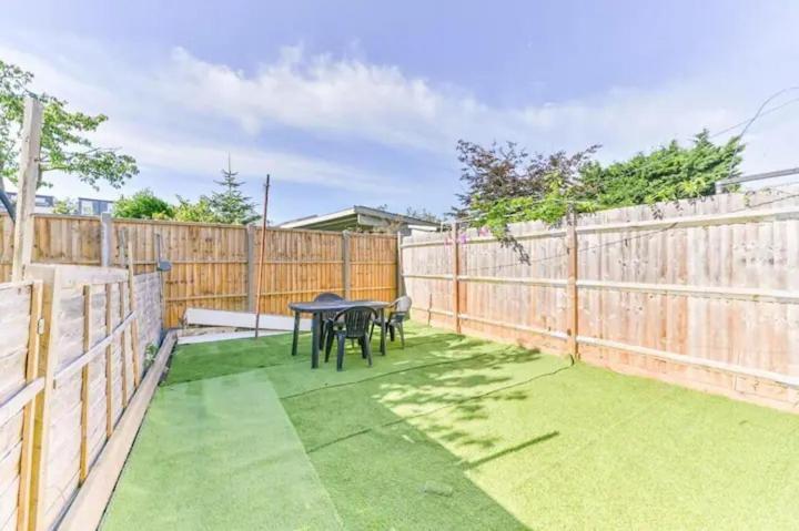Amazing 4 Bed House In Kingston *